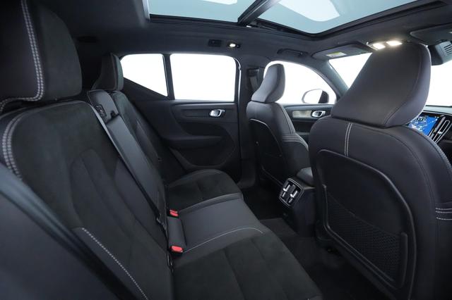 2023 Volvo XC40 Recharge — photo 4 of 31