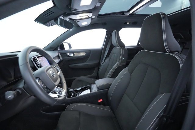 2023 Volvo XC40 Recharge — photo 16 of 31