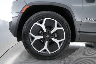 2024 Rivian R1S — photo 7 of 24