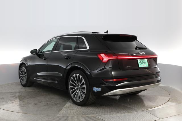 2019 Audi e-tron — photo 10 of 28
