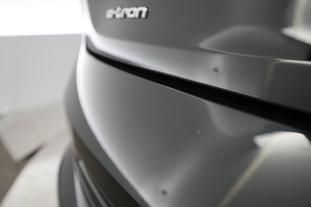 2019 Audi e-tron — photo 23 of 28