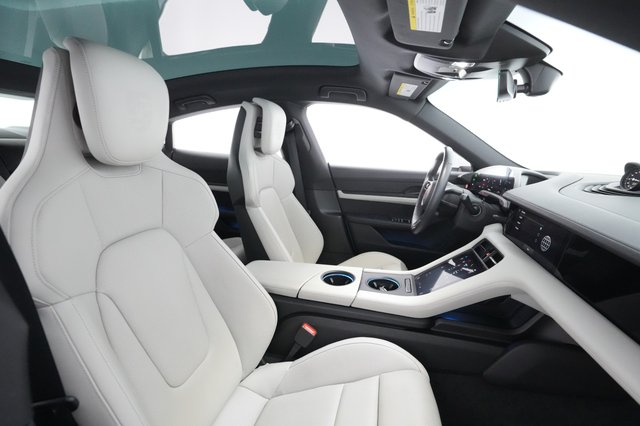 2020 Porsche Taycan — photo 19 of 33
