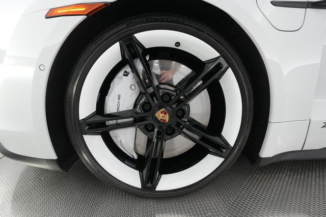 2020 Porsche Taycan — photo 13 of 33