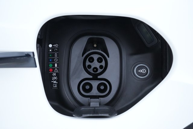2020 Porsche Taycan — photo 24 of 33