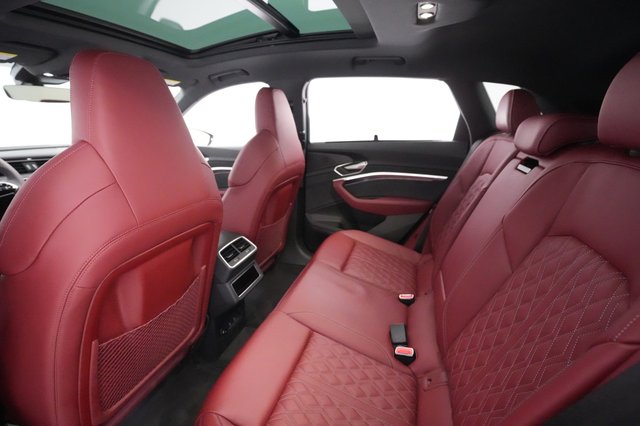 2023 Audi e-tron — photo 18 of 25