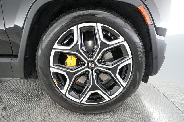 2022 Rivian R1S — photo 13 of 26