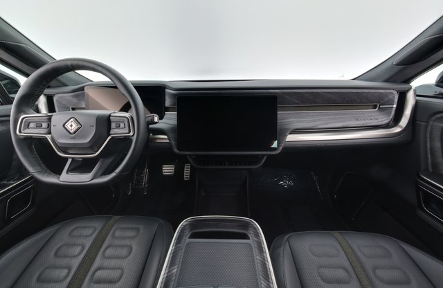 2022 Rivian R1S — photo 15 of 26