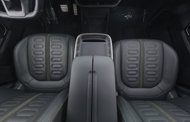2022 Rivian R1S — photo 16 of 26