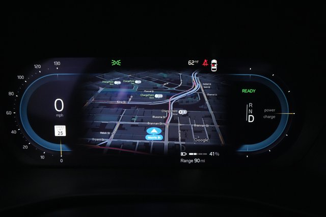 2023 Volvo XC40 Recharge — photo 5 of 21