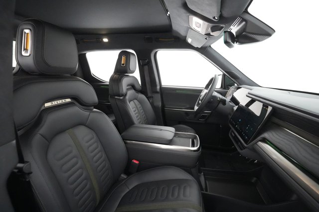 2022 Rivian R1T — photo 13 of 18