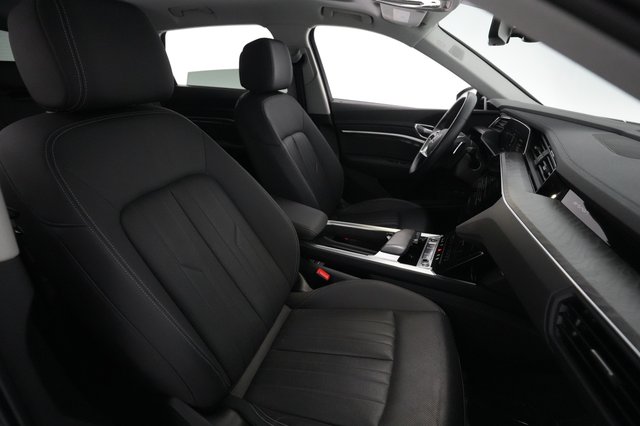 2021 Audi e-tron — photo 18 of 20