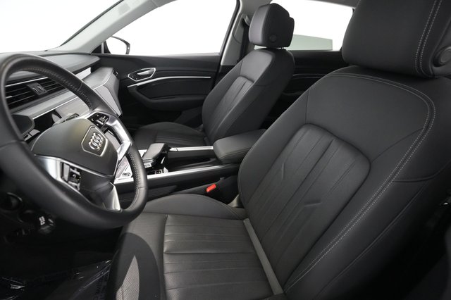 2021 Audi e-tron — photo 16 of 20