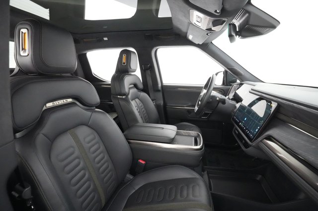 2022 Rivian R1T — photo 19 of 33