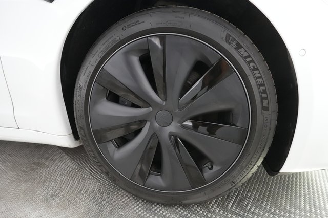 2022 Tesla Model S — photo 13 of 24