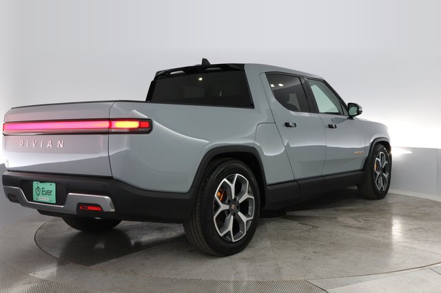 2022 Rivian R1T — photo 2 of 26