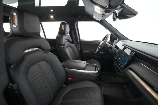2023 Rivian R1S — photo 17 of 28