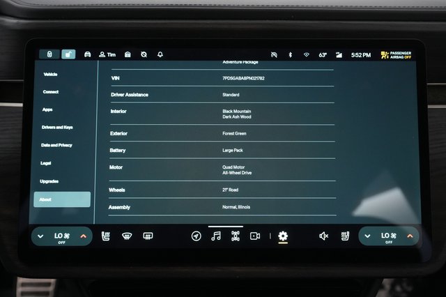 2023 Rivian R1S — photo 18 of 28