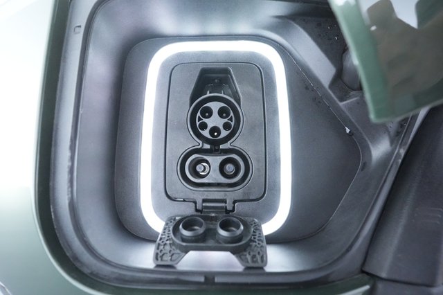 2023 Rivian R1S — photo 20 of 28