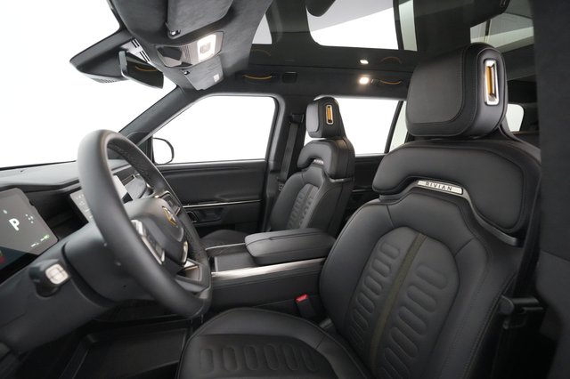 2023 Rivian R1S — photo 15 of 28