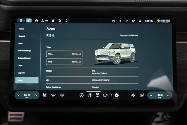 2023 Rivian R1S — photo 4 of 28