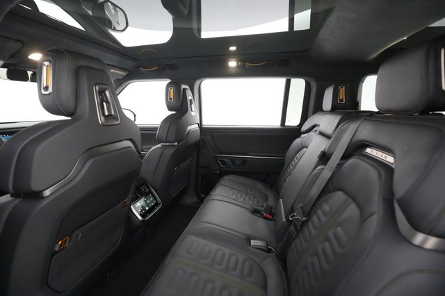 2023 Rivian R1S — photo 16 of 28