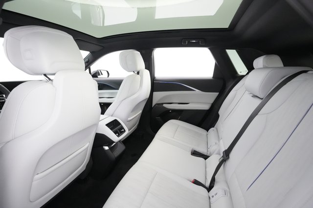 2024 Cadillac LYRIQ — photo 18 of 28