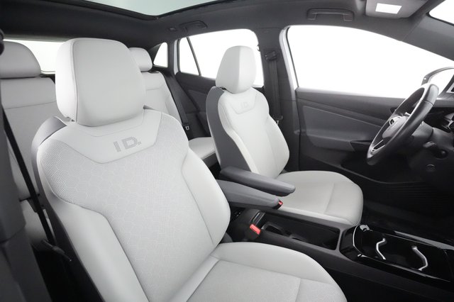 2021 Volkswagen ID.4 — photo 17 of 27