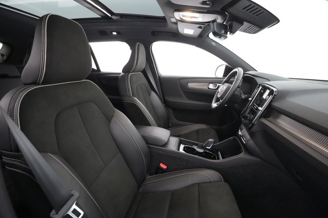 2022 Volvo XC40 Recharge — photo 22 of 32