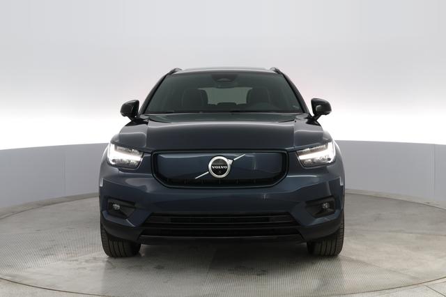 2022 Volvo XC40 Recharge — photo 7 of 32
