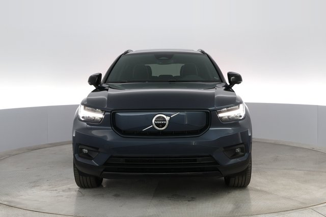 2022 Volvo XC40 Recharge — photo 7 of 32