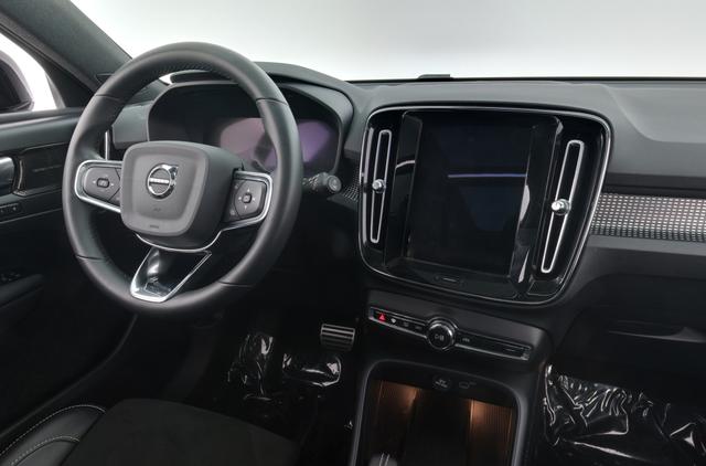 2022 Volvo XC40 Recharge — photo 3 of 32