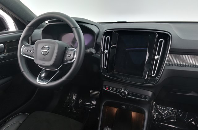 2022 Volvo XC40 Recharge — photo 3 of 32
