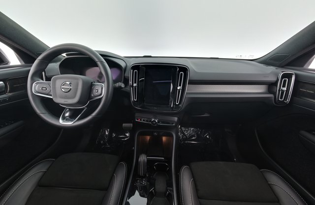 2022 Volvo XC40 Recharge — photo 18 of 32