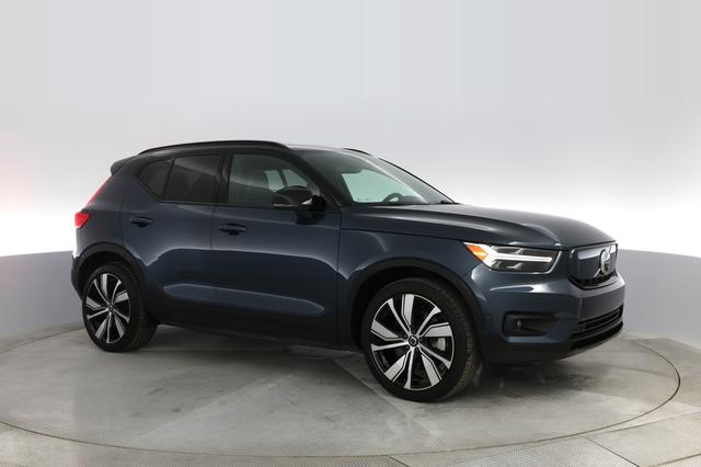 2022 Volvo XC40 Recharge — photo 9 of 32