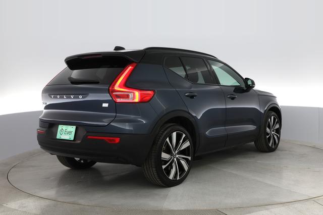 2022 Volvo XC40 Recharge — photo 10 of 32