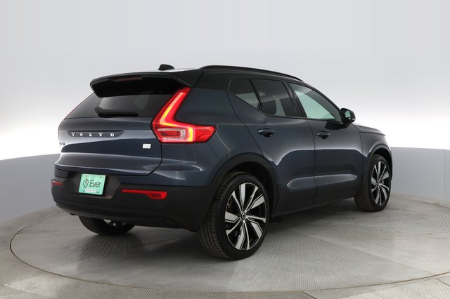 2022 Volvo XC40 Recharge — photo 10 of 32