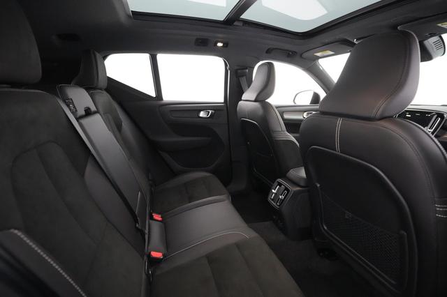 2022 Volvo XC40 Recharge — photo 4 of 32