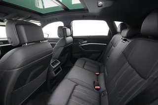2022 Audi e-tron — photo 18 of 28