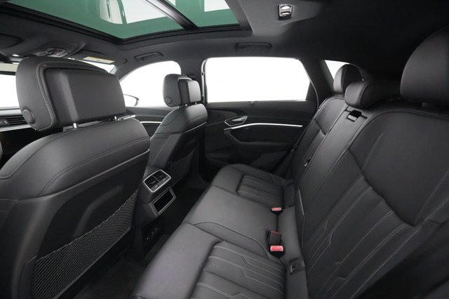 2022 Audi e-tron — photo 18 of 28
