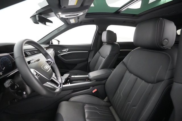 2022 Audi e-tron — photo 17 of 28