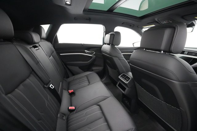 2022 Audi e-tron — photo 20 of 28