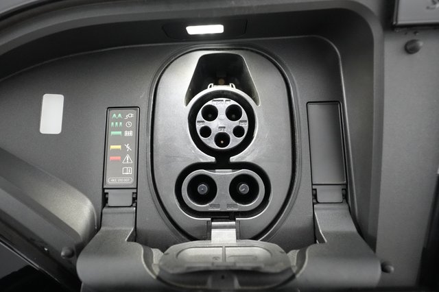 2022 Audi e-tron — photo 23 of 28