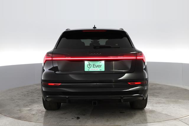 2022 Audi e-tron — photo 10 of 28