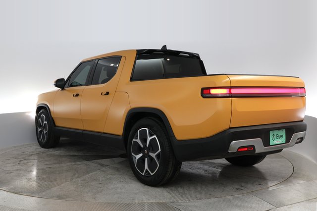 2022 Rivian R1T — photo 11 of 39