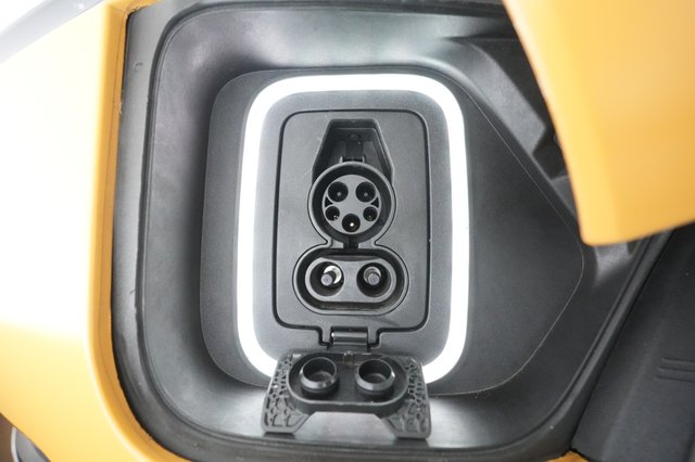2022 Rivian R1T — photo 24 of 39