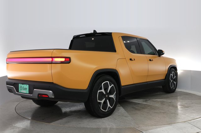 2022 Rivian R1T — photo 2 of 39
