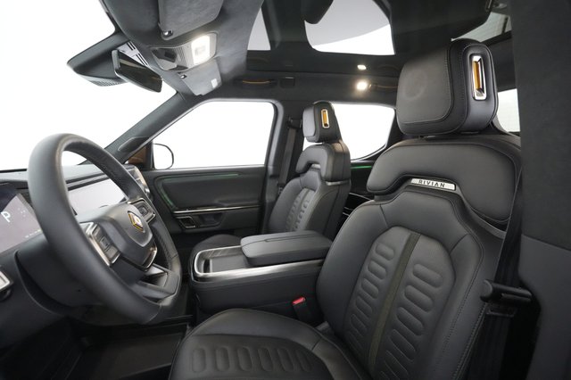 2022 Rivian R1T — photo 17 of 39