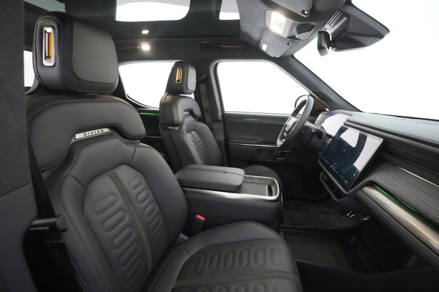 2022 Rivian R1T — photo 19 of 39