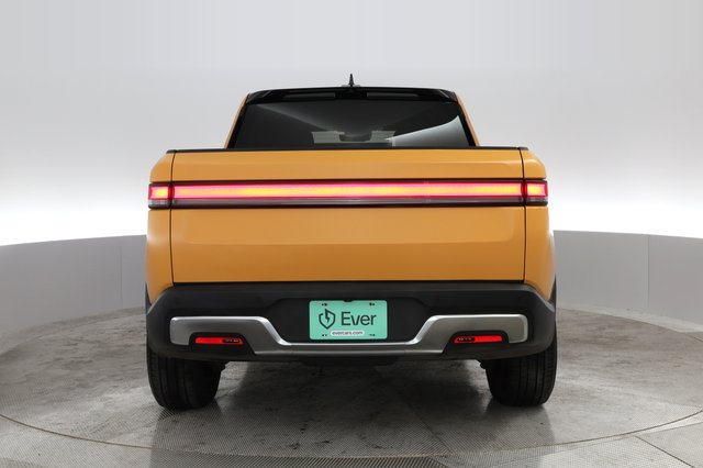 2022 Rivian R1T — photo 10 of 39