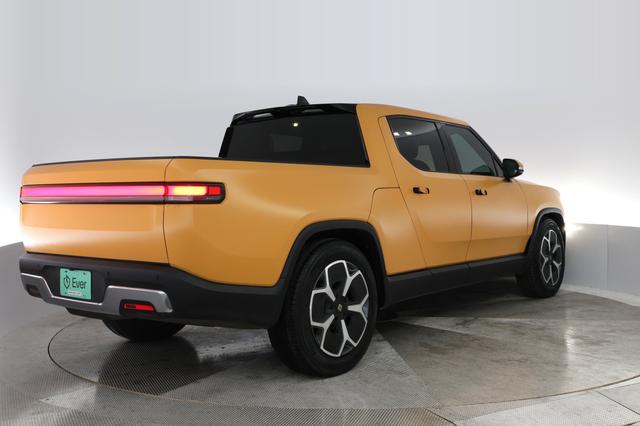 2022 Rivian R1T — photo 9 of 39